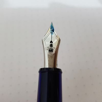 A #fountainpen user from South Korea. Talking about anything #fountainpen, #ink, and #paper.