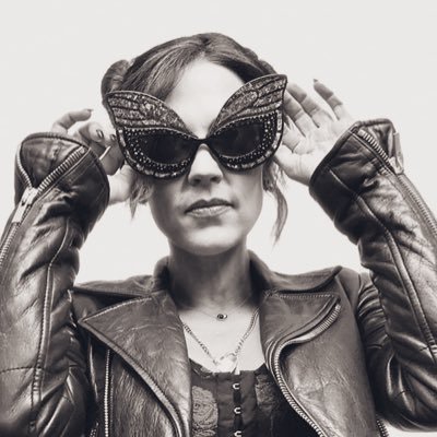just your daily reminder that — no matter who you are — you’ll likely never be as cool as amanda shires is. 🦋💖💫