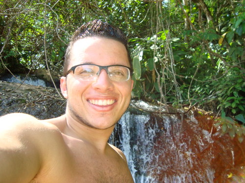 Difícil em? 
Crítico, sincero, bem humorado, sorridente, casado e feliz e servo de Jesus Cristo, o nazareno...