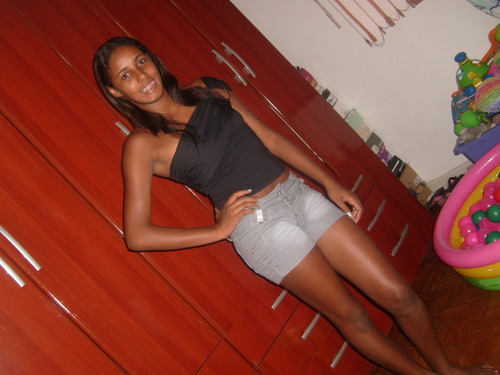 - α αnjinhα ;
cum plαnos mαlignos !-'
- α meninα do bem
que prαticα o mαl {66
- α gαrotα que te conhece
α mulher que te enlouquece '