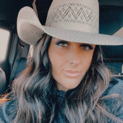 lindsayhallows's profile picture. 22 || ST. G, UT || insta- @lindsayhallows