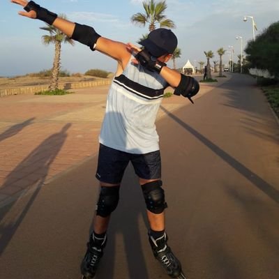 ذو العَقلِ يَشقى في النَعيمِ بِعَقلِهِ.....
وَأَخو الجَهالَةِ في الشَقاوَةِ يَنعَمُ