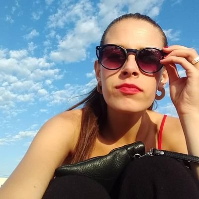 Odontologa. quizás también martillera publica
