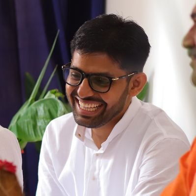 dvyesss's profile picture. 