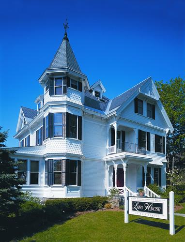 A charming 11-room Bed and Breakfast Inn in Burlington, VT offering  gourmet breakfasts and luxury lodging steps from downtown.