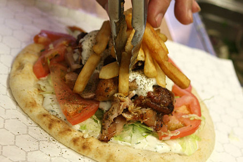 Souvlakis pan pita griego, pollo, carne o cerdo, tomate, cebolla morada, papas fritas, oregano y TZATZIKI(crema a base de yogurt con pepino ajo y menta)