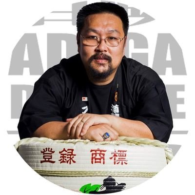 Proprietário da Adega de Sake, Diretor da JSA Japan Sake Association Brasil, Embaixador da Gastronomia e um japonês chato pra caralho!