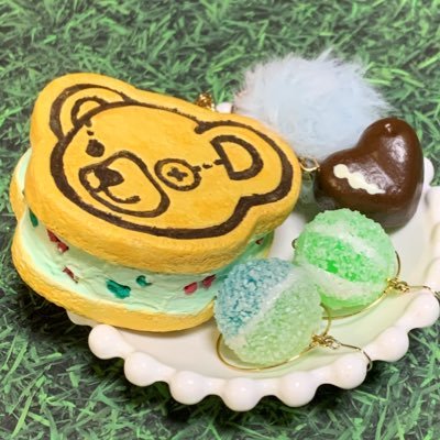 柚琉(@yzr_mdzs)のハンドメイド垢。粘土捏ねてレジン弄って…見様見真似でフェイクスイーツ作ったり、巻き玉作ったりしてる人。最近、自作ぬいの沼に見事にドボン!しました。