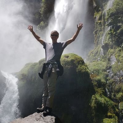 Viñamarino, Ingeniero en telecomunicaciones. Entusiasta de la tecnología, Fintech, AI y subir cerros.