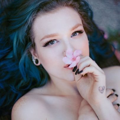 Photographer, Alt model, crunchy nerd, artist, suicidegirls hopeful ,fulltime rv life
Ig-dewdrop.sgh