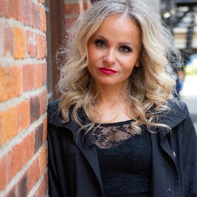 I help YOU Master Metabolic & Hormonal Health, Lose Weight & Get In The Best (& Healthiest) Shape Of Your Life Inside & Out With a Clear Plan To Follow!