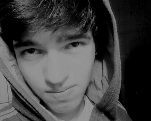 ele e mais conhecido como  JEFER ERTEL! fiiiz um Fc pra eli , !queem quiser saber mais sobre eli e so seguindo @lethiciafontes ,  falarei tudo *-*