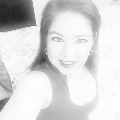 Divertida, soñadora, inteligente, noble, valiente, humilde, sencilla, trabajadora, simplemente una gran Mujer.!