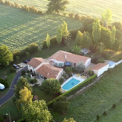 4 épis Gite de France - Labellisé Tourisme et Handicaps.
Au cœur du Marais Poitevin à COULON, une maison pleine de charme vous ouvre ses portes.