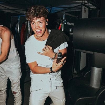 fan acc Why Don’t We ~ ChiLlS #streamnow #chill ~ -i’ma love you for who you are ‘cause I like that your different-