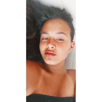 Já que eu falo sozinha na vida real, resolvi criar um twitter, pelo menos aqui eu falo sozinha com todo mundo.