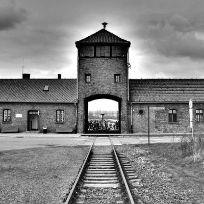 Esta cuenta intenta ampliar el mensaje de «nunca otra vez» por retuitiar contenido original de @AuschwitzMuseum en español. Favor de seguir @AuschwitzMuseum.