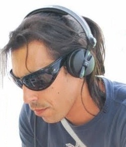 DJ Samurai é Lucas Diniz 33, residente em Belo Horizonte. Profissional de TI e DJ Ministra cursos profissionalizantes em TI e Audio. Goa Man - Old is Gold