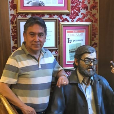 Soy un lector compulsivo y seguidor de los Beatles. Aún trabajo en seguros, por más de 40 años.