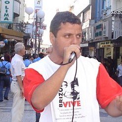 Um cara envolvido com as causas politicas e sociais da minha cidade, Militante, Brizolista, Getulista, amo minha esposa e filhos.