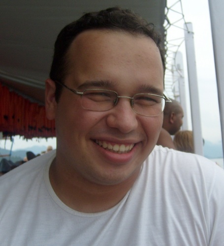 Programador, Pesquisador em Energia, Mestre em Ciências, Autor de Livro, Versado nas artes místicas de Osasco