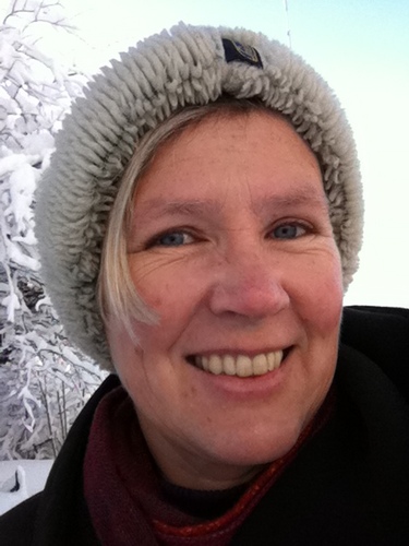 Journalist, kulturkonsument, kakenyterske, litteraturliker.. Liker dessuten uvær, Mozart og tette vokalklanger.