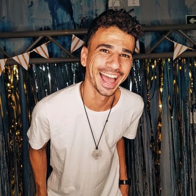 Tentando parecer normal! Não leve muito em consideração o que eu falo.