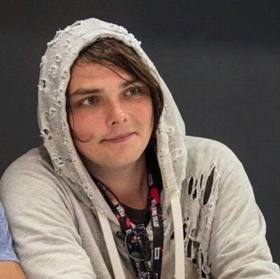 Mcr🖤GD/p!/top/PR/fob. Bi🏳️‍🌈 MCR IS BACK *cries silently in emo* roasted by @FrankIero 🤧 (header)