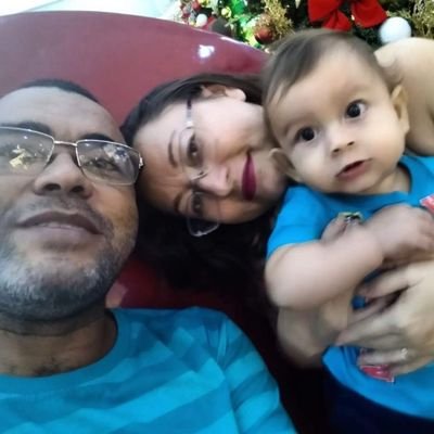 Profissional de TI, 42 anos, casado, pai, filho tio e irmão.