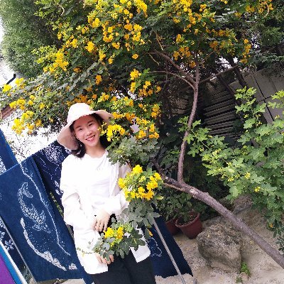 Currently,I work in a trading company as a sales rep.I strive for learning English,hopefully I could communicate with my customers frequently!