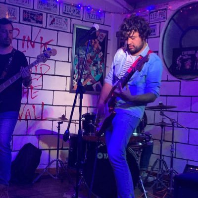 poeta, multinstrumentista, alivianado, amante del cine y de la musica,guitarra en THE CLAPS, fan mal pedo de DEVENDRA BANHART Y CERATI y por supuesto INGENIERO