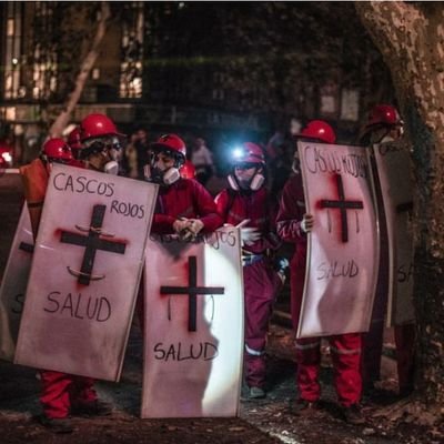 Cascos Rojos es una brigada autogestionada que emerge para otorgar protección y cuidado al pueblo en contexto de movilización política.