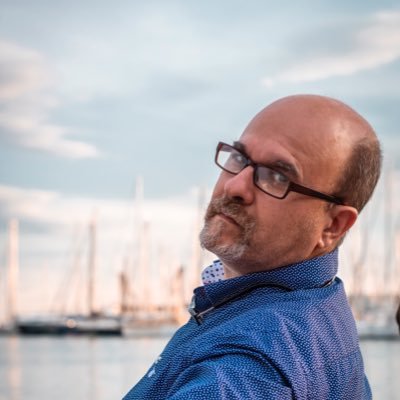 Hijo, nieto y biznieto de impresores y editores. Un apasionado de la edición, divulgación, naturaleza, caravanismo, viajar donde pocos se fijan, senderismo…
