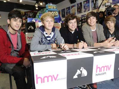 LOVE LOVE LOVE ONE DIRECTION!!! HarryStyles.LouisTomlinson.ZaynMalik.NiallHoran
.LiamPayne...one band one dream one direction ❤