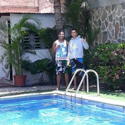 Si buscas una mano amiga, empieza por tu brazo!! Eso lo supe a punta de Coñazo!!.. Tyrone González 😎🇻🇪