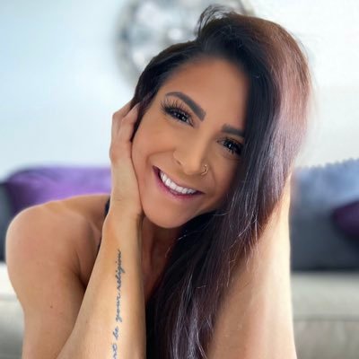 Colieycole's profile picture. #GoodVibesOnly 🤙🏼 National Bikini Athlete 💪🏽 Lover of donuts 🍩 puppies 🐶 & peanut butter. Retweeter spreading odd thoughts & positivity 🙌🏼