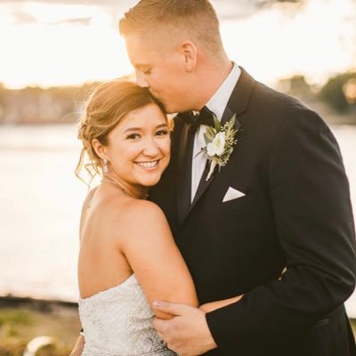 dj_dickman's profile picture. Dog mom 🐶| Obsessed with food and wine🍷 | Makeup Lover💄| Self-Proclaimed Nap Queen 👑 | Digital Marketer | She/Her