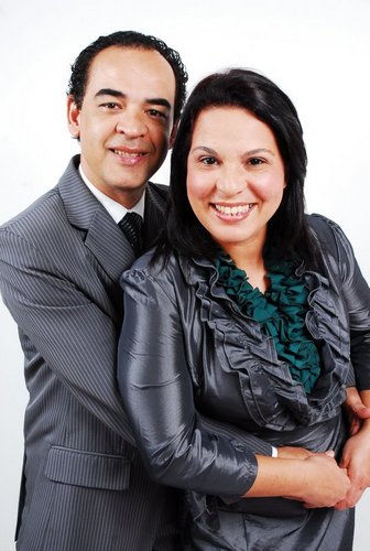 Cantores Gospel. Juarez:Pastor,compositor,produtor musical,esposo e pai. Carla:cantora,pregadora,bacharel em Teologia,professora,esposa e mãe.