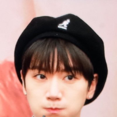 fan account dedicated to posting pictures of idols in berets !! ( popular tweets in likes )