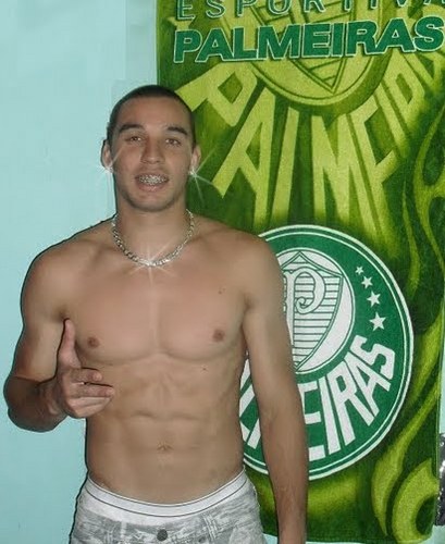 Sou apenas um GAROTO com inocência de criança, malícia de um adolescente e sentimentos de um  homem,haha!


/SOU NATURAL DO PARAGUAY//,E VIVO EM CURITIBA!!