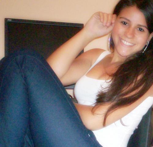 Não suporto meios termos. Por isso, não me dôo pela metade. Não sou sua meio amiga nem seu quase amor. Ou sou tudo ou sou nada.(Clarice Lispector)