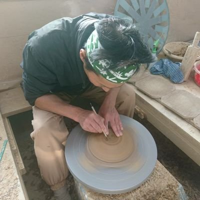 福岡県の東峰村で、伝統的工芸品である小石原焼(うつわ)を作っています。