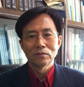 교수(정치학). Aristoteles정의이래 정치의 태생적 존재가치가 국민행복에 있지만 권력탐욕과 충돌땜에 실천은 난제다.하여 키 워드는 의식성숙과 문화변화를 통한 '권력약화'와 '민권신장' '정치진화애 둔다. 자아준거틀 개발과 카오스적 진화론에 주목한다.