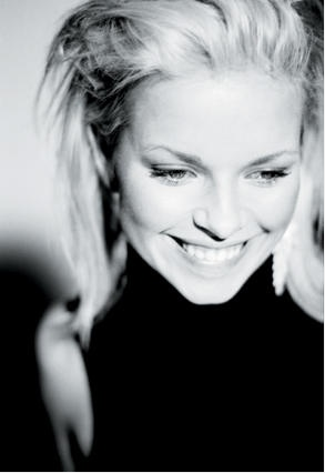 EmmaHjort's profile picture. Hej Twitters
Jeg er en passioneret  elsker af smuk design, arkitektur og kunst.  
MAKE LOVE NOT WAR:-)

Kram
E!