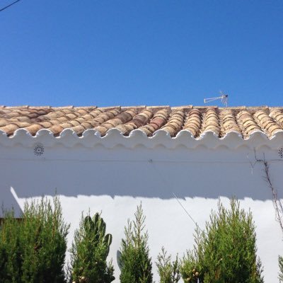 De poble, casada i mare de dues flors. Treballadora de l’administració pública.