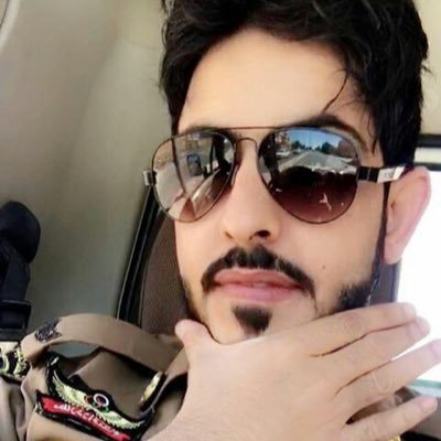 أجر الحَان الحزن وجرِحي يعاني وأتصنع البسْمة وعبرتي تفضِحني