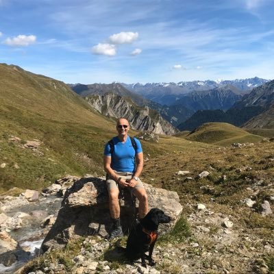 Konservativ, nicht cuckservative. James Bond-Fan, Petrolhead. Ich weiß nicht alles, habe aber immer den richtigen Riecher 👃🏼und ich fahre V8!