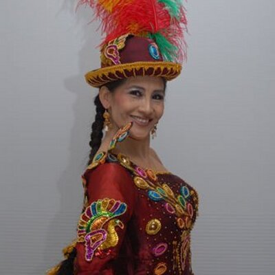 ボリビア人ダンサー セノビア ママニ Villancicos Tradicionales De Bolivia Chuntunqui T Co Dwx8wndomk T Co 2hurvugwjh