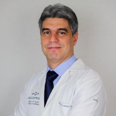 Médico pela UFF, Ortopedista pelo INTO e Médico do Esporte pela UVA, Fellow em Trauma no Hospital Clinic-Barcelona, Mestre em Economia pelo IBMEC, MBA pela USP