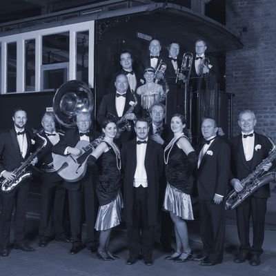 Roaring Twenties alive!Live entertaining,handmade dancemusic,Charleston,Shimmy,Foxtrot,Swing in style of old Berlin.
Tanzorchester derGoldenen Zwanziger Jahre.